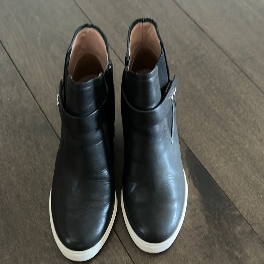 L. Paolo Black Leather Wedge Zip Ankle Boots. Women size 6